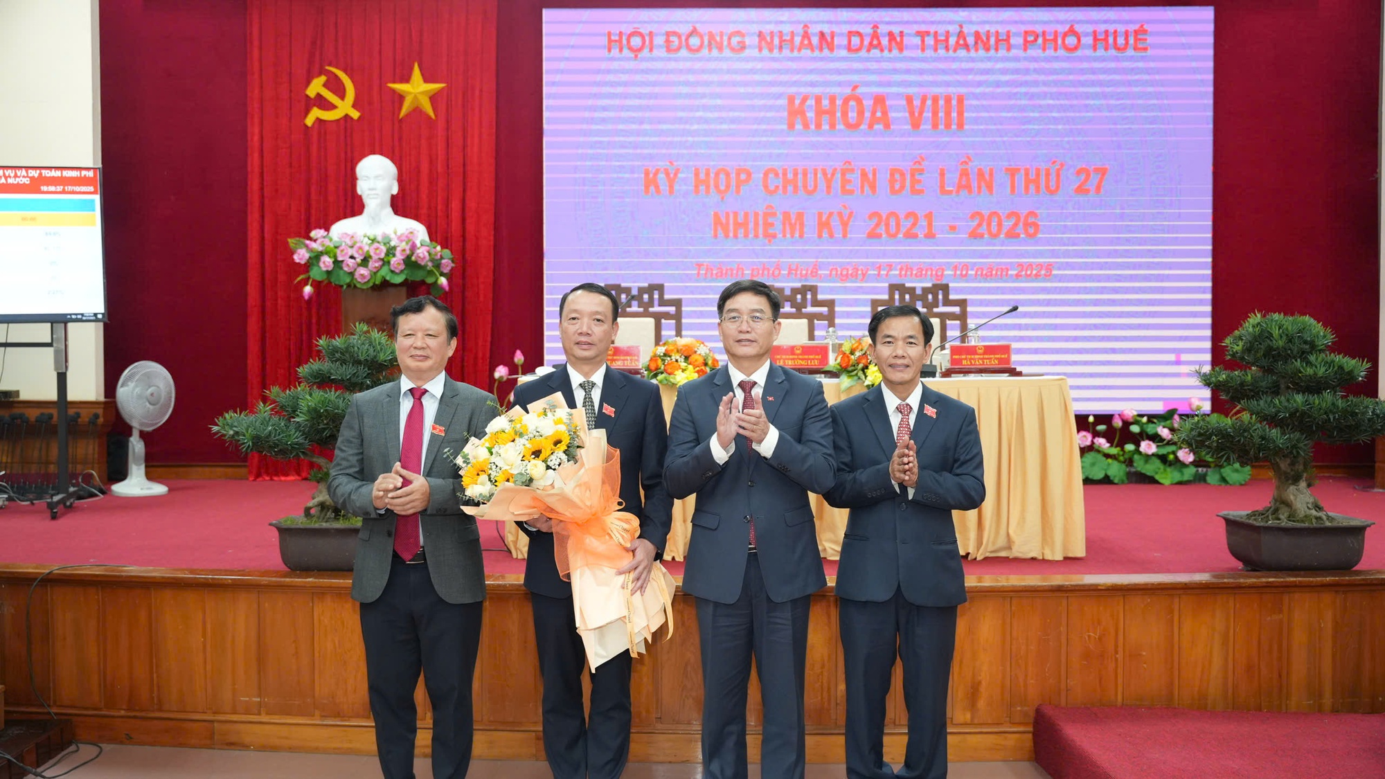 Đồng chí Phan Thiên Định được bầu giữ chức Chủ tịch UBND thành phố Huế- Ảnh 1. Đồng chí Phan Thiên Định được bầu giữ chức Chủ tịch UBND thành phố Huế- Ảnh 1.