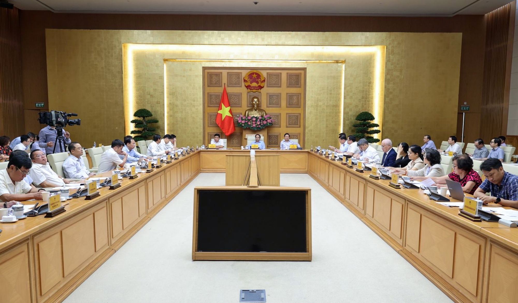 Thường trực Chính phủ làm việc với các hiệp hội, doanh nghiệp về tháo gỡ vướng mắc hợp chuẩn, hợp quy hàng hóa- Ảnh 1. Thường trực Chính phủ làm việc với các hiệp hội, doanh nghiệp về tháo gỡ vướng mắc hợp chuẩn, hợp quy hàng hóa- Ảnh 1.