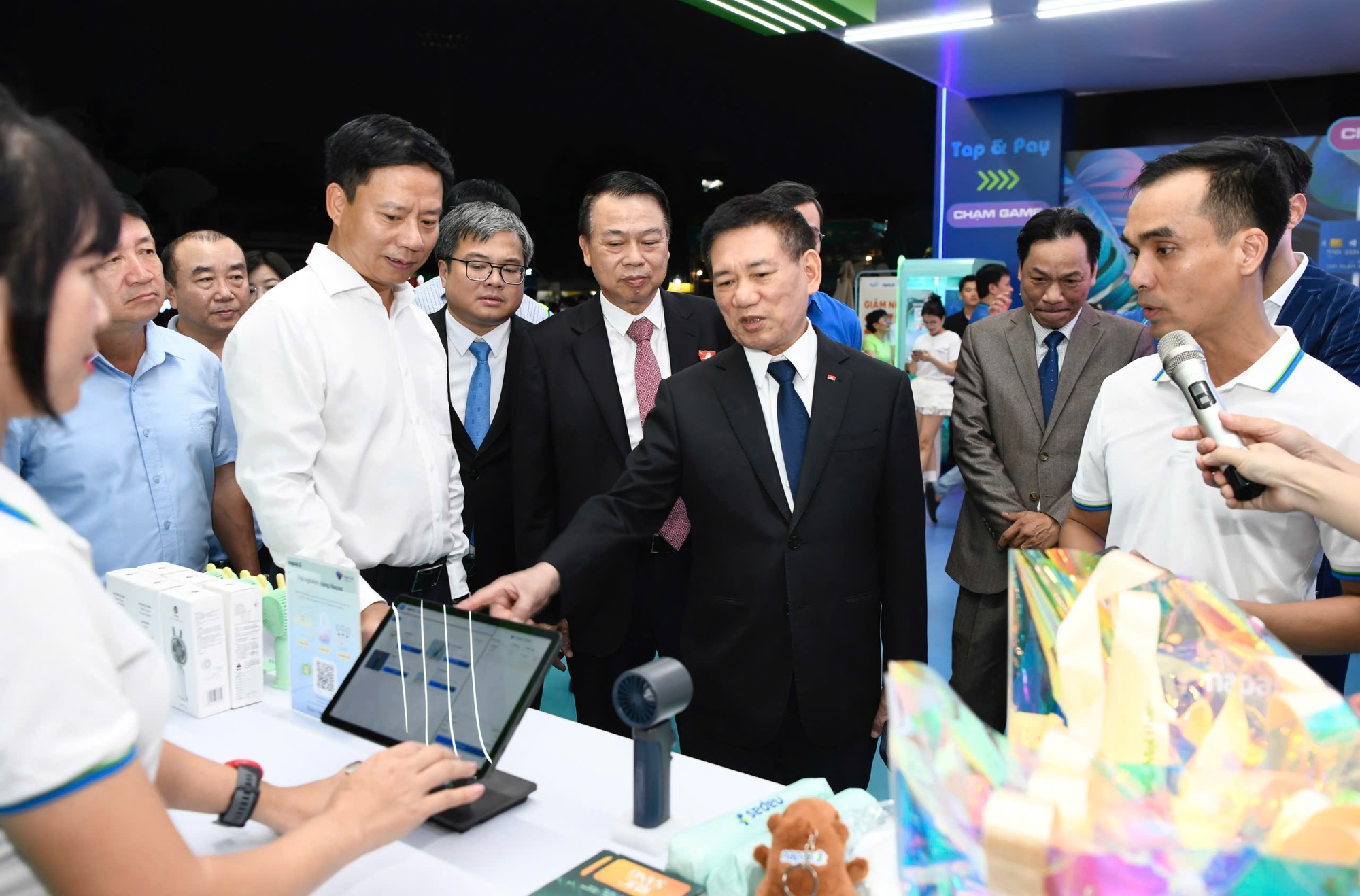 Phó Thủ tướng Hồ Đức Phớc: Thanh toán không dùng tiền mặt là xu thế tất yếu không thể đảo ngược- Ảnh 4. Phó Thủ tướng Hồ Đức Phớc: Thanh toán không dùng tiền mặt là xu thế tất yếu không thể đảo ngược- Ảnh 4.