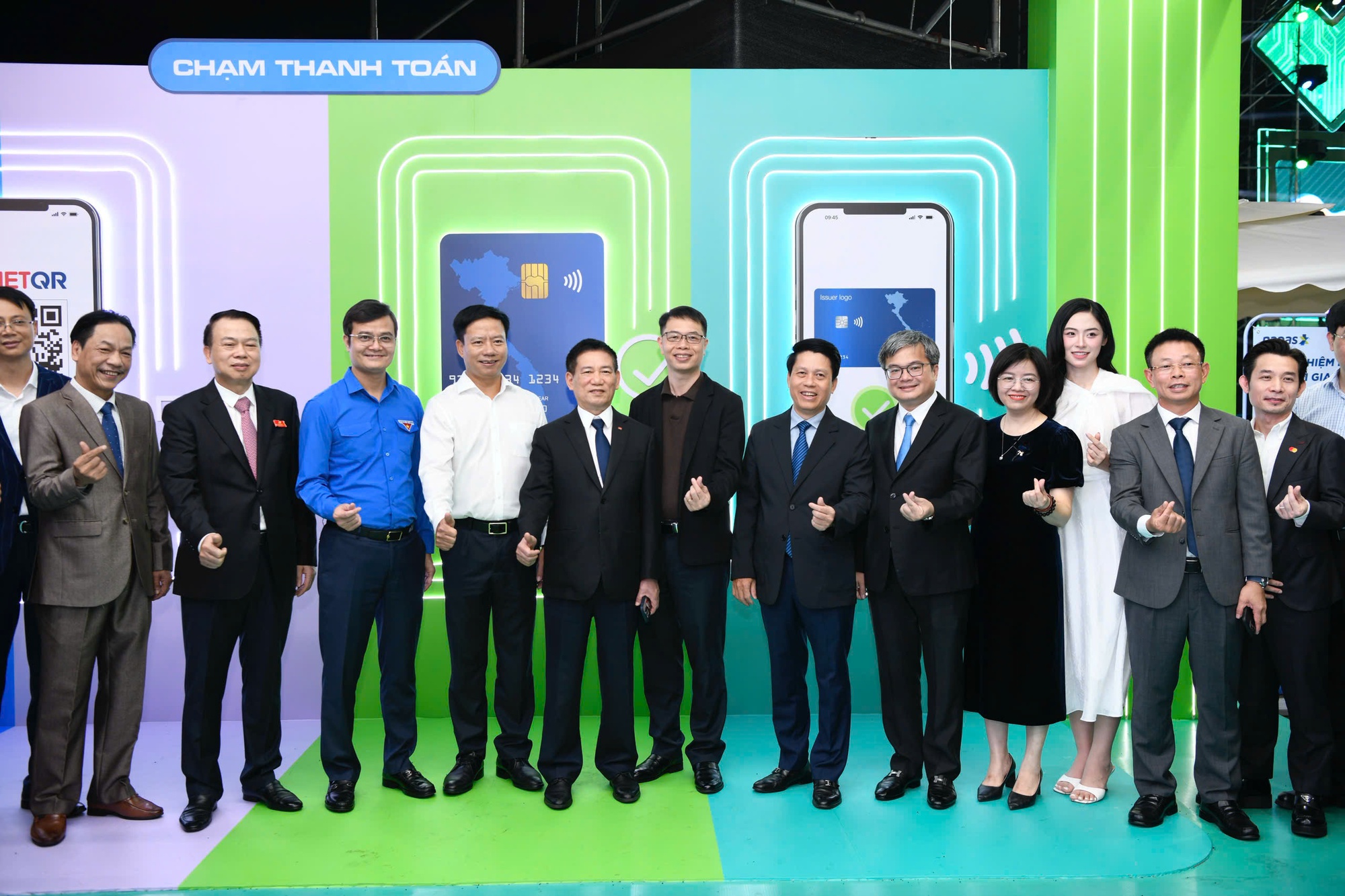 Phó Thủ tướng Hồ Đức Phớc: Thanh toán không dùng tiền mặt là xu thế tất yếu không thể đảo ngược- Ảnh 6. Phó Thủ tướng Hồ Đức Phớc: Thanh toán không dùng tiền mặt là xu thế tất yếu không thể đảo ngược- Ảnh 6.