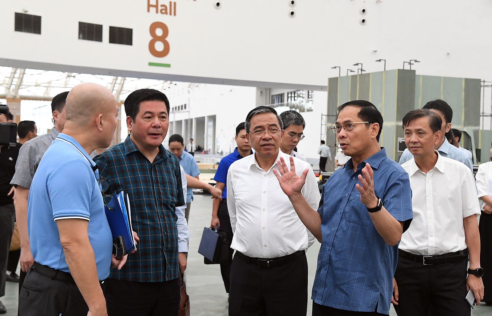 Đẩy nhanh tiến độ thi công các gian hàng Hội chợ Mùa thu- Ảnh 5.