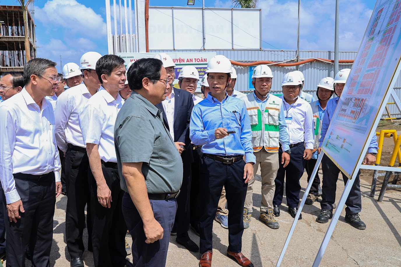 Thủ tướng: Giao các doanh nghiệp làm tốt tiếp tục triển khai các dự án nhà ở xã hội- Ảnh 1. Thủ tướng: Giao các doanh nghiệp làm tốt tiếp tục triển khai các dự án nhà ở xã hội- Ảnh 1.
