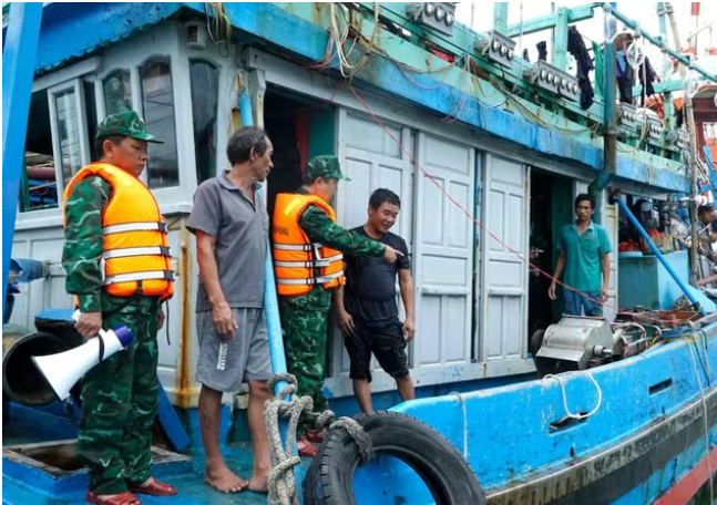 Gia Lai kêu gọi gần 1.900 tàu cá vào bờ tránh trú bão số 12- Ảnh 1. Gia Lai kêu gọi gần 1.900 tàu cá vào bờ tránh trú bão số 12- Ảnh 1.