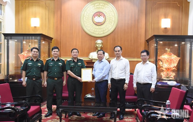 Tiếp nhận 10 tỷ đồng từ Quân ủy Trung ương, Bộ Quốc phòng ủng hộ đồng bào khắc phục hậu quả thiên tai- Ảnh 5. Tiếp nhận 10 tỷ đồng từ Quân ủy Trung ương, Bộ Quốc phòng ủng hộ đồng bào khắc phục hậu quả thiên tai- Ảnh 5.