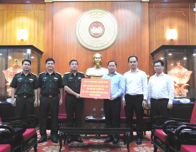 Tiếp nhận 10 tỷ đồng từ Quân ủy Trung ương, Bộ Quốc phòng ủng hộ đồng bào khắc phục hậu quả thiên tai- Ảnh 1. Tiếp nhận 10 tỷ đồng từ Quân ủy Trung ương, Bộ Quốc phòng ủng hộ đồng bào khắc phục hậu quả thiên tai- Ảnh 1.