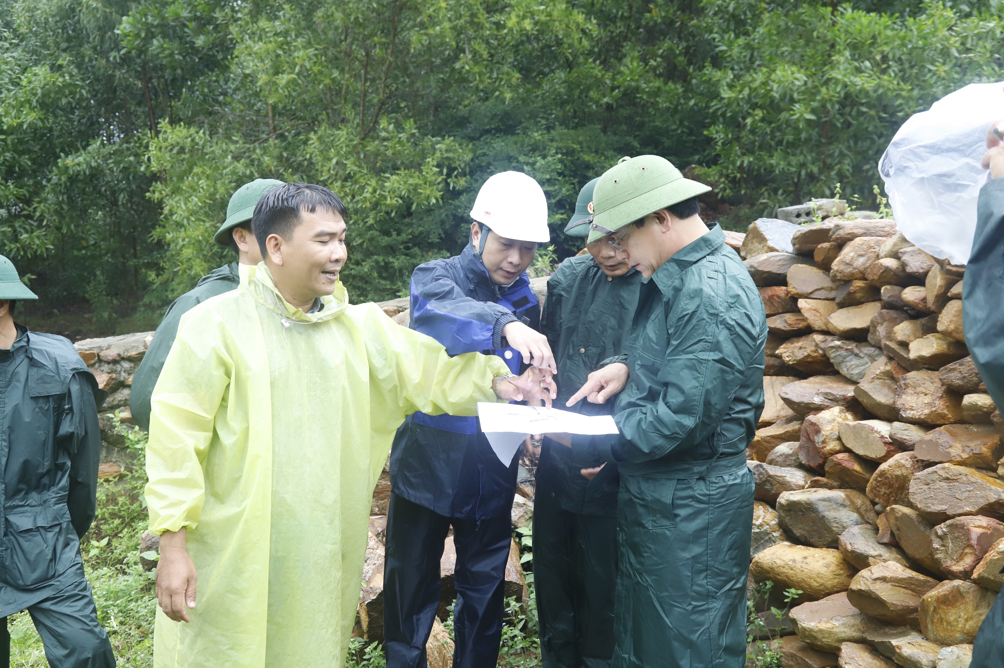 Quân khu 5 sẵn sàng phương án sơ tán người dân tại vùng ngập lụt- Ảnh 1. Quân khu 5 sẵn sàng phương án sơ tán người dân tại vùng ngập lụt- Ảnh 1.