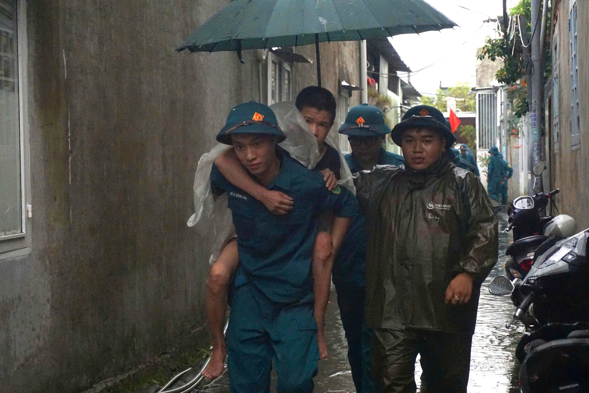 Đà Nẵng: Lực lượng vũ trang tích cực hỗ trợ người dân ứng phó bão số 12- Ảnh 3. Đà Nẵng: Lực lượng vũ trang tích cực hỗ trợ người dân ứng phó bão số 12- Ảnh 3.