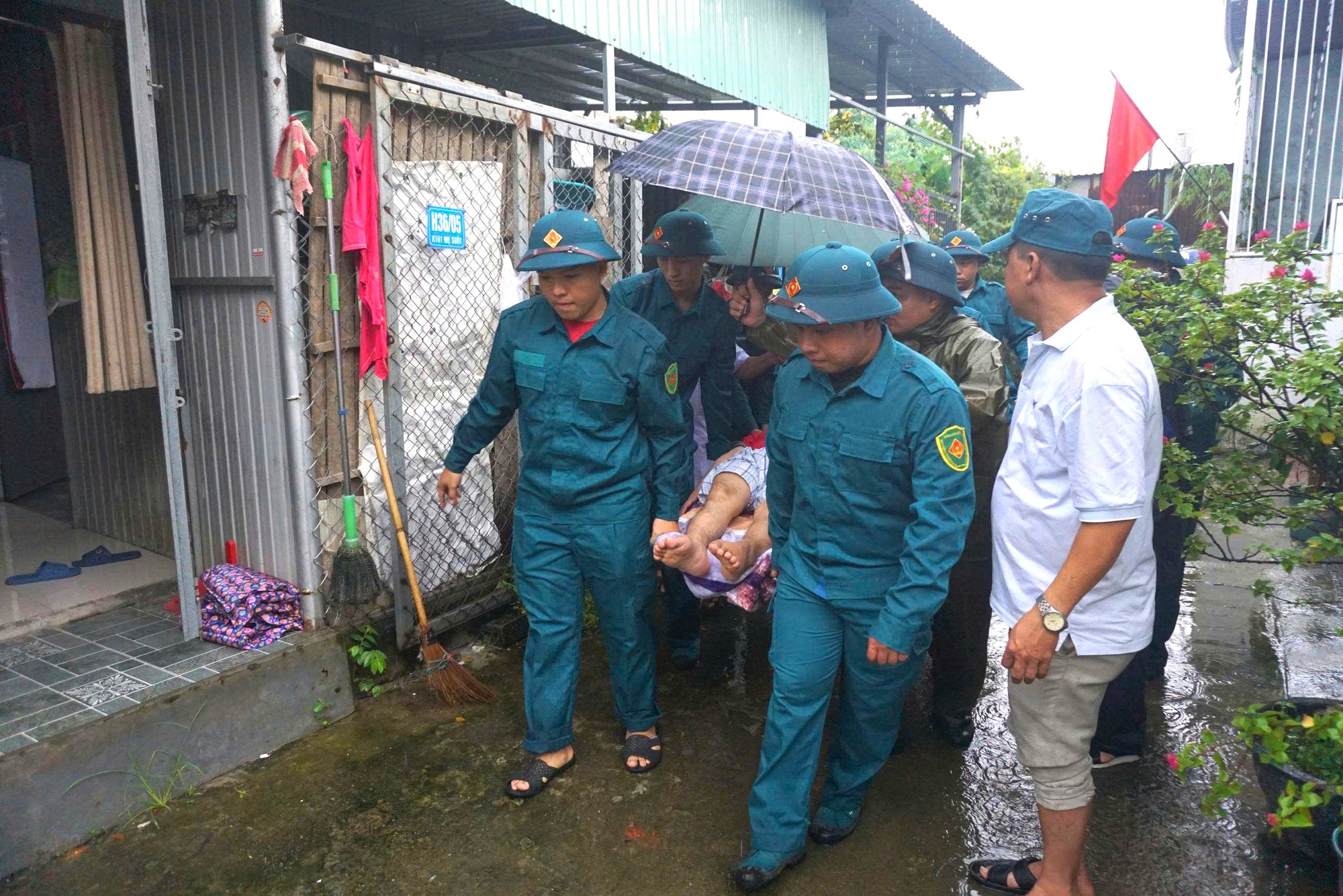 Đà Nẵng: Lực lượng vũ trang tích cực hỗ trợ người dân ứng phó bão số 12- Ảnh 1. Đà Nẵng: Lực lượng vũ trang tích cực hỗ trợ người dân ứng phó bão số 12- Ảnh 1.