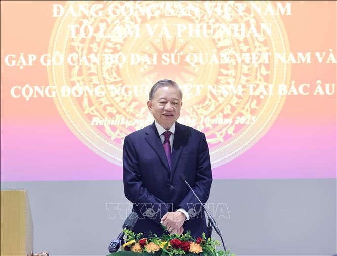 Tổng Bí thư gặp gỡ cán bộ Đại sứ quán Việt Nam và cộng đồng người Việt tại các nước Bắc Âu- Ảnh 3. Tổng Bí thư gặp gỡ cán bộ Đại sứ quán Việt Nam và cộng đồng người Việt tại các nước Bắc Âu- Ảnh 3.