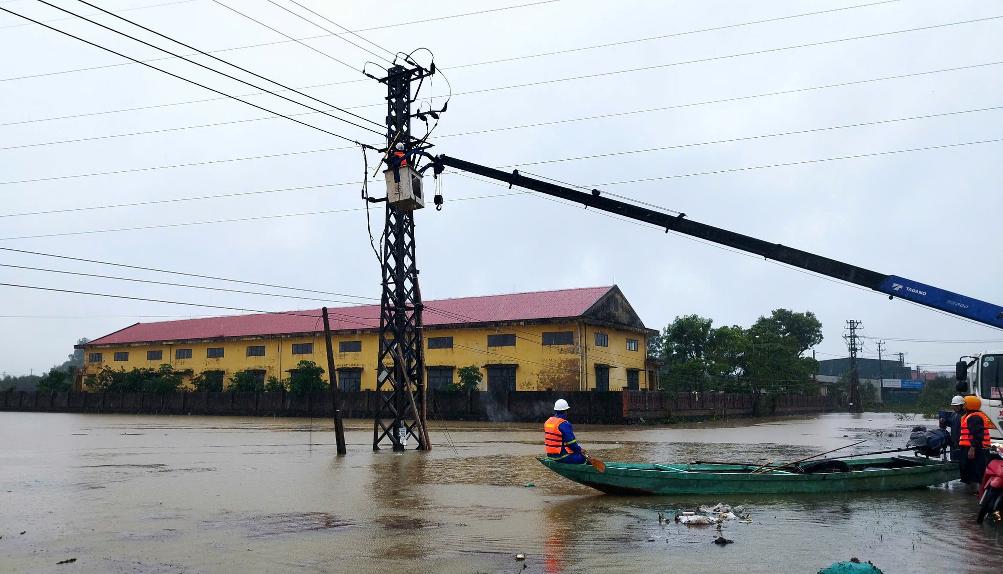 EVNCPC chủ động ứng phó bão số 12 và mưa lũ- Ảnh 1. EVNCPC chủ động ứng phó bão số 12 và mưa lũ- Ảnh 1.