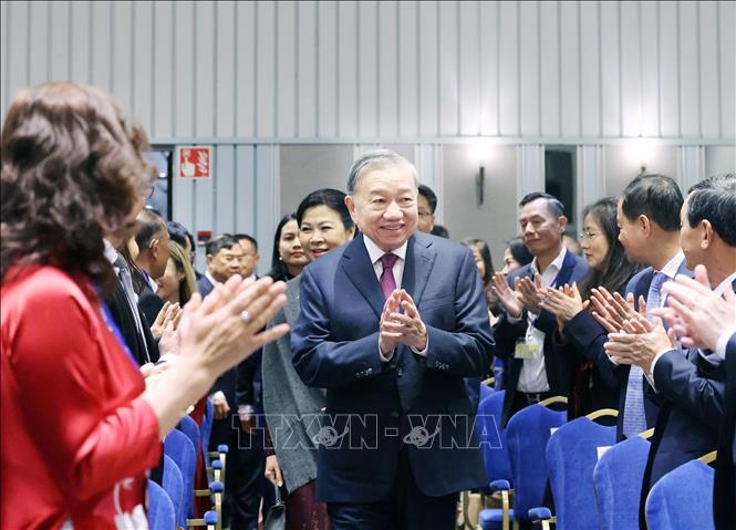Tổng Bí thư gặp gỡ cán bộ Đại sứ quán Việt Nam và cộng đồng người Việt tại các nước Bắc Âu- Ảnh 1. Tổng Bí thư gặp gỡ cán bộ Đại sứ quán Việt Nam và cộng đồng người Việt tại các nước Bắc Âu- Ảnh 1.