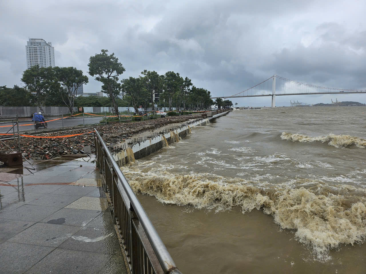 Triều cường dâng cao, sóng lớn tràn vào vùng ven bờ Đà Nẵng- Ảnh 1. Triều cường dâng cao, sóng lớn tràn vào vùng ven bờ Đà Nẵng- Ảnh 1.
