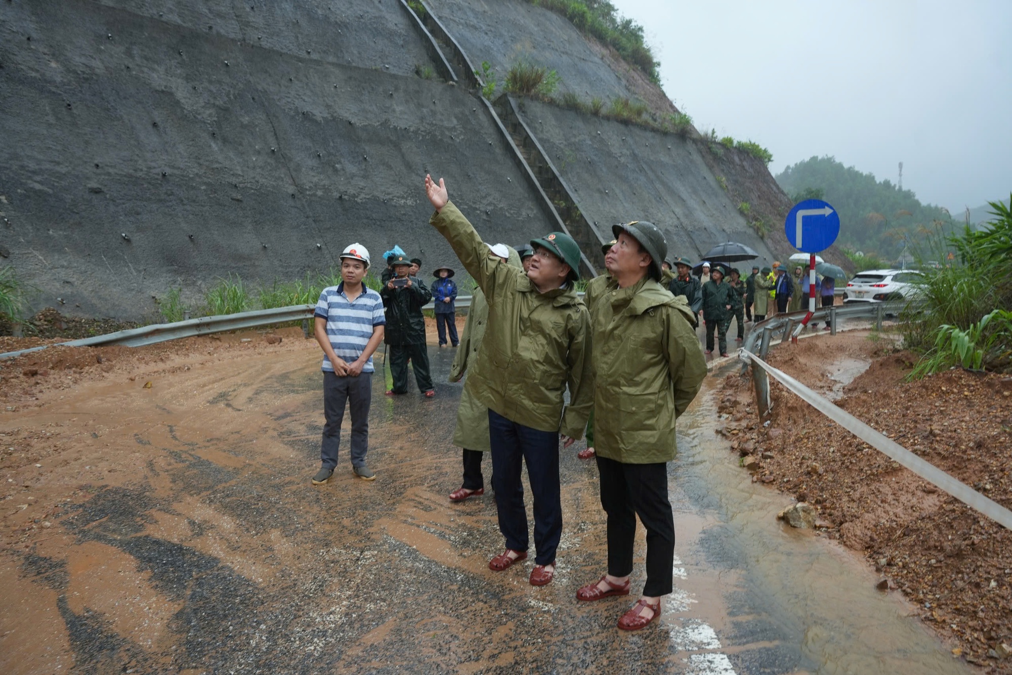 Lãnh đạo TP. Huế kiểm tra, chỉ đạo sơ tán người dân tại vùng nguy cơ sạt lở cao- Ảnh 3. Lãnh đạo TP. Huế kiểm tra, chỉ đạo sơ tán người dân tại vùng nguy cơ sạt lở cao- Ảnh 3.