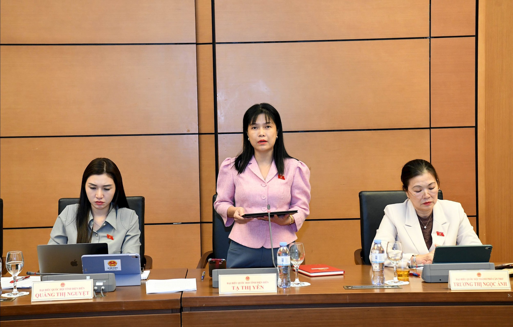 Thúc đẩy phát triển kinh tế báo chí và điều chỉnh hoạt động báo chí trên không gian mạng- Ảnh 1. Thúc đẩy phát triển kinh tế báo chí và điều chỉnh hoạt động báo chí trên không gian mạng- Ảnh 1.