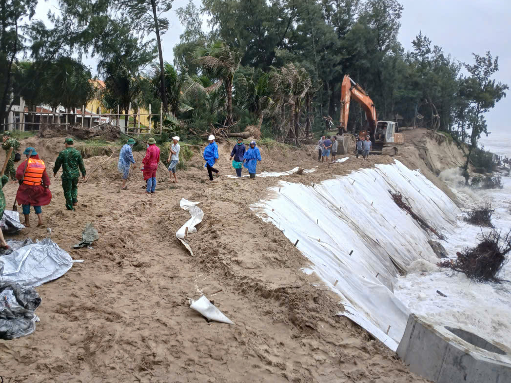 Đà Nẵng khẩn trương ứng cứu bờ biển An Bàng bị sạt lở nghiêm trọng- Ảnh 1. Đà Nẵng khẩn trương ứng cứu bờ biển An Bàng bị sạt lở nghiêm trọng- Ảnh 1.