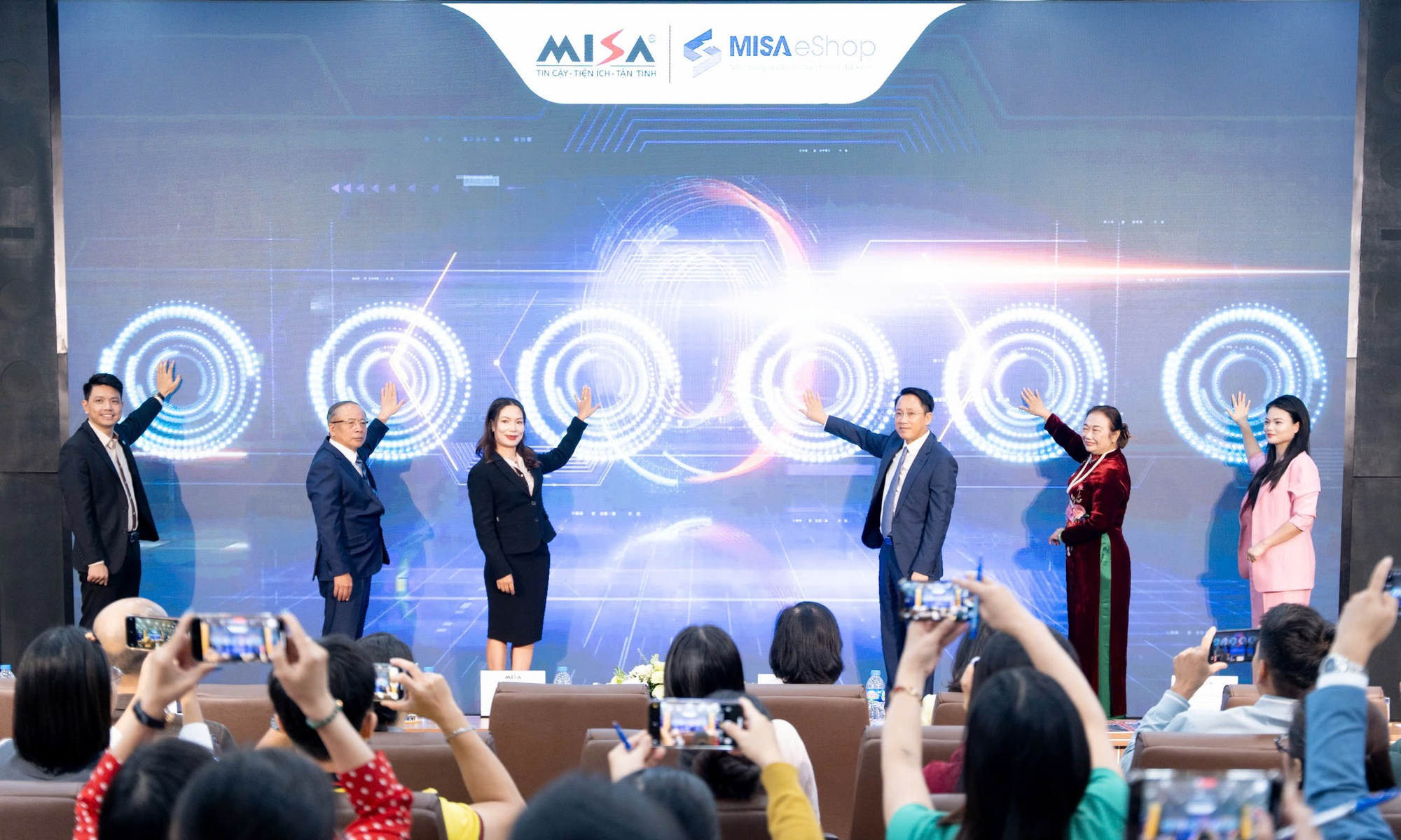 Tặng miễn phí phần mềm 'tiếp sức' 2 triệu hộ kinh doanh xóa bỏ thuế khoán- Ảnh 1. Tặng miễn phí phần mềm 'tiếp sức' 2 triệu hộ kinh doanh xóa bỏ thuế khoán- Ảnh 1.