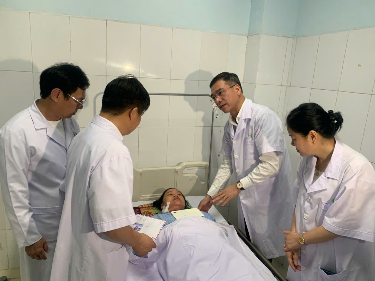 Phải kiến tạo môi trường làm việc an toàn để cán bộ y tế tận tâm cống hiến- Ảnh 1. Phải kiến tạo môi trường làm việc an toàn để cán bộ y tế tận tâm cống hiến- Ảnh 1.