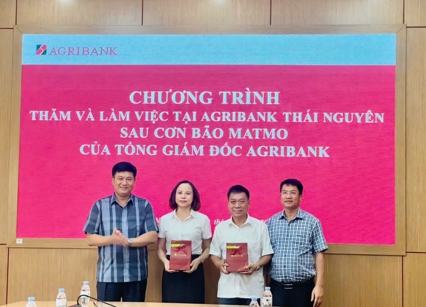 Khi ngân hàng trở thành “phao cứu sinh” giữa dòng nước lũ- Ảnh 4. Khi ngân hàng trở thành “phao cứu sinh” giữa dòng nước lũ- Ảnh 4.