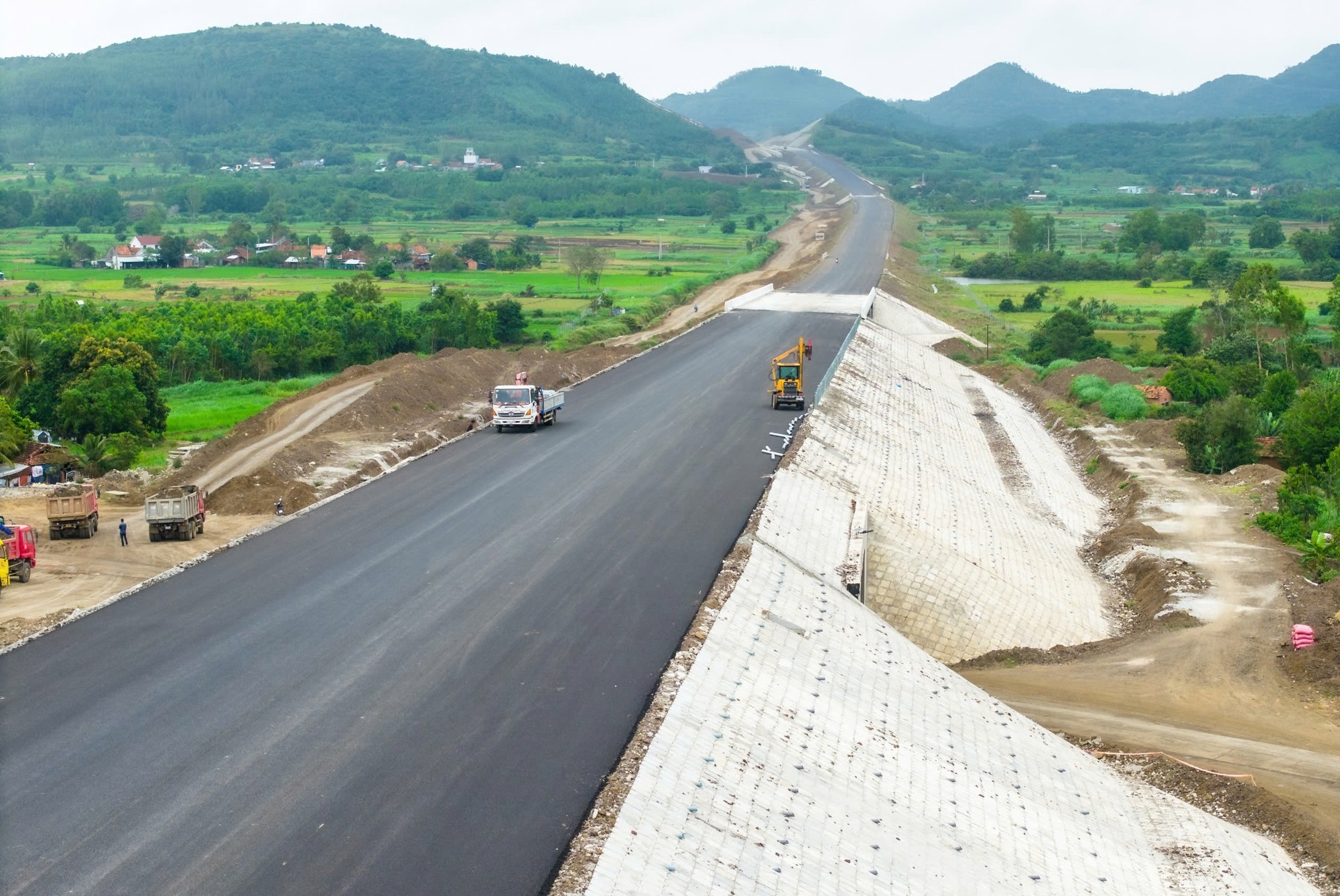 Chấn chỉnh việc thi công tuyến cao tốc Chí Thạnh-Vân Phong - Ảnh 1. Chấn chỉnh việc thi công tuyến cao tốc Chí Thạnh-Vân Phong - Ảnh 1.