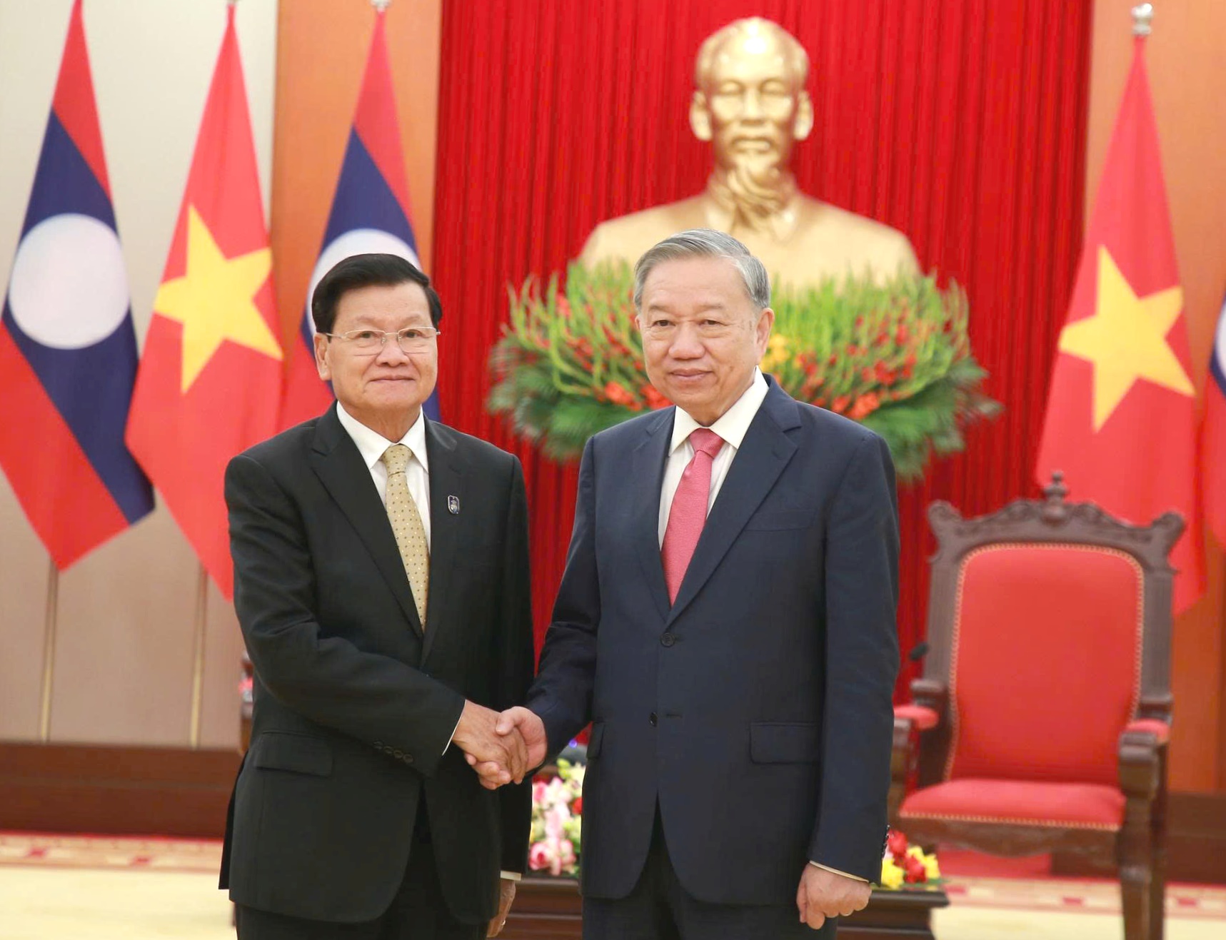 Tổng Bí thư Tô Lâm tiếp Tổng Bí thư, Chủ tịch nước Lào Thongloun Sisoulith nhân dịp dự Lễ mở ký Công ước Hà Nội- Ảnh 1. Tổng Bí thư Tô Lâm tiếp Tổng Bí thư, Chủ tịch nước Lào Thongloun Sisoulith nhân dịp dự Lễ mở ký Công ước Hà Nội- Ảnh 1.