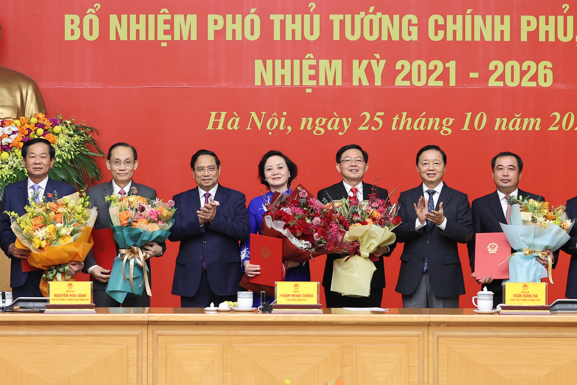 Thủ tướng Phạm Minh Chính trao quyết định bổ nhiệm và giao nhiệm vụ cho 2 Phó Thủ tướng, 3 Bộ trưởng- Ảnh 4. Thủ tướng Phạm Minh Chính trao quyết định bổ nhiệm và giao nhiệm vụ cho 2 Phó Thủ tướng, 3 Bộ trưởng- Ảnh 4.