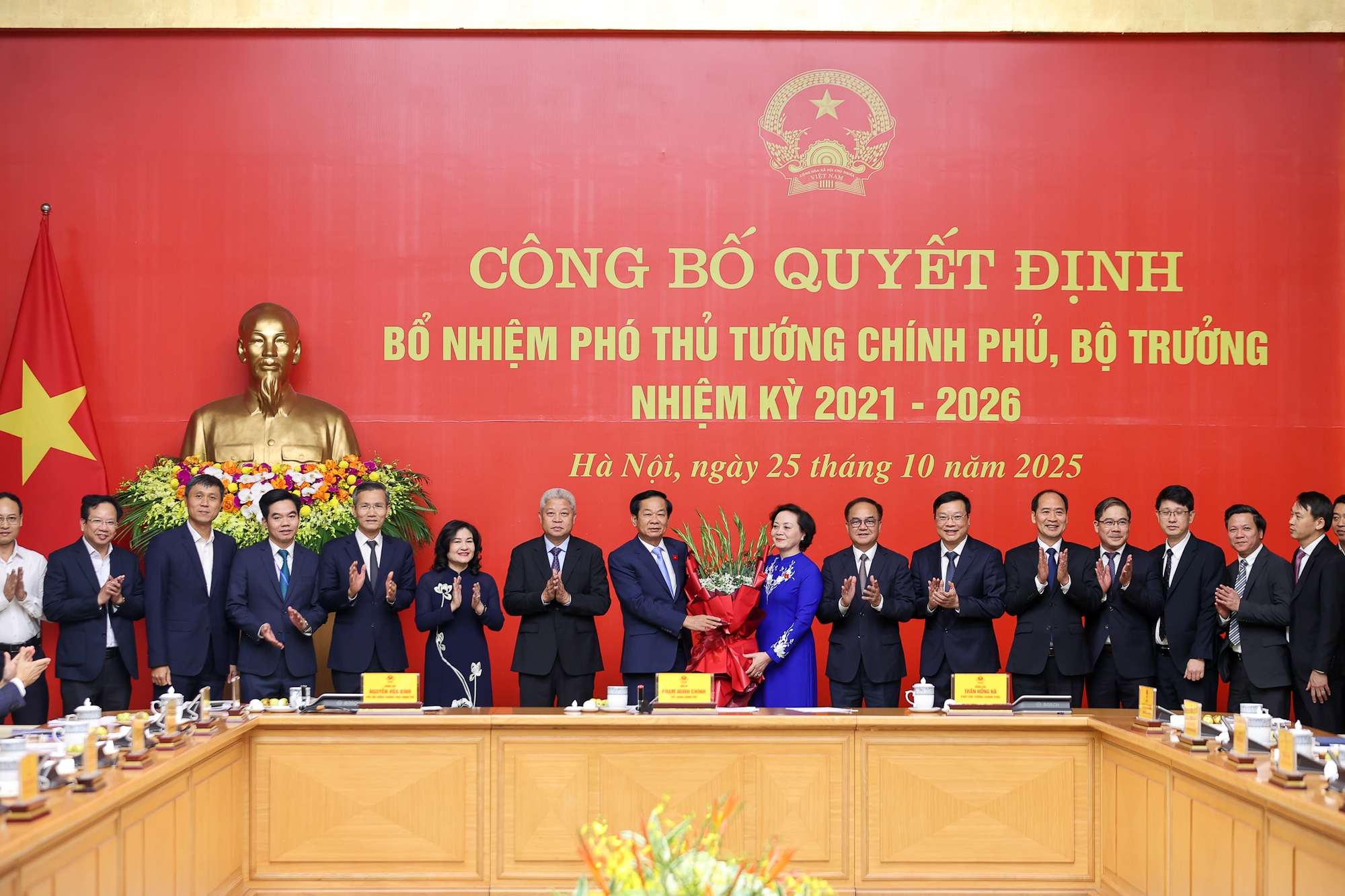 Thủ tướng Phạm Minh Chính trao quyết định bổ nhiệm và giao nhiệm vụ cho 2 Phó Thủ tướng, 3 Bộ trưởng- Ảnh 9. Thủ tướng Phạm Minh Chính trao quyết định bổ nhiệm và giao nhiệm vụ cho 2 Phó Thủ tướng, 3 Bộ trưởng- Ảnh 9.
