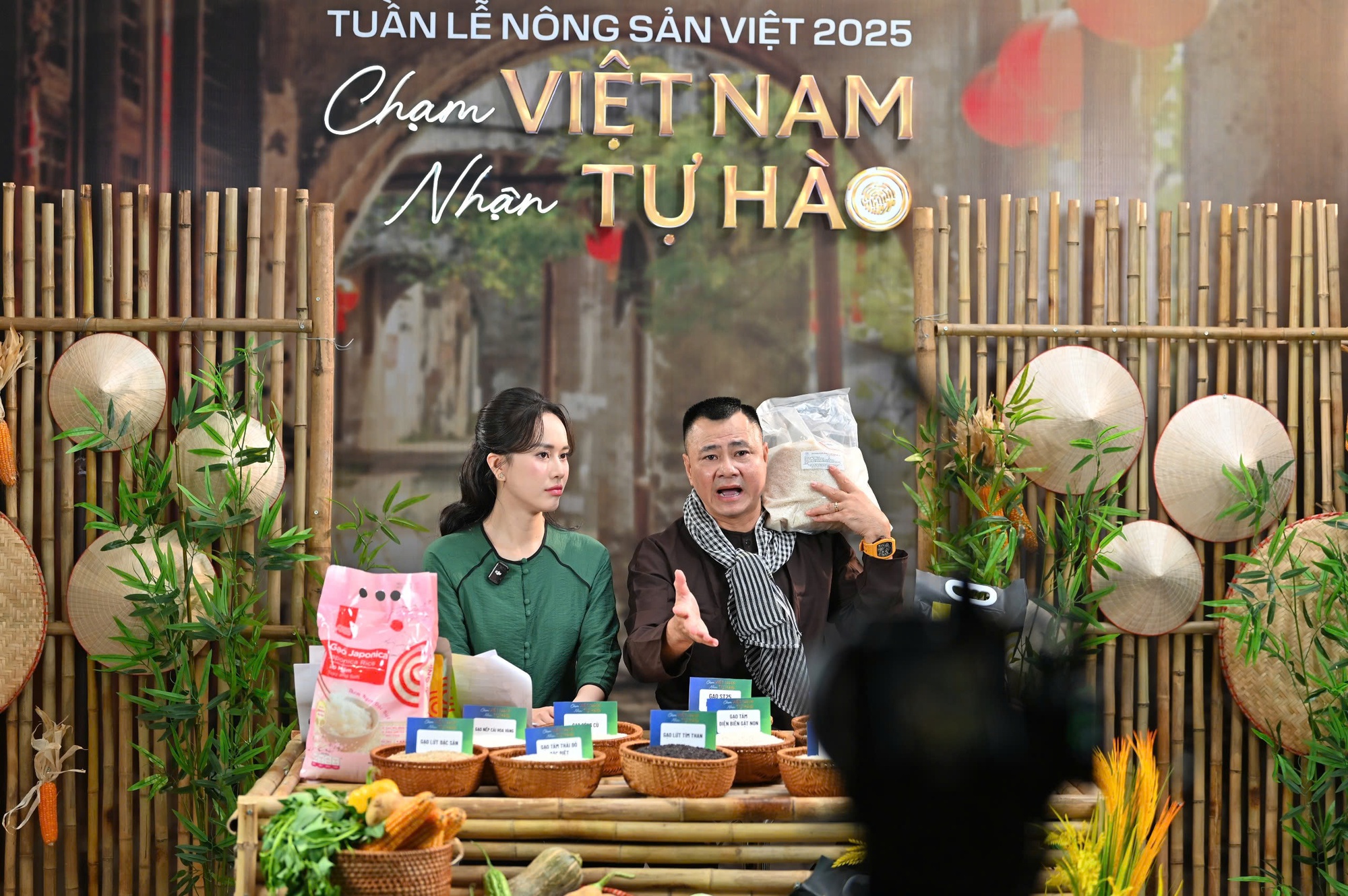'Chốt đơn' gần 6 tấn gạo sau 2 giờ livestream tại Tuần lễ Nông sản Việt 2025- Ảnh 1. 'Chốt đơn' gần 6 tấn gạo sau 2 giờ livestream tại Tuần lễ Nông sản Việt 2025- Ảnh 1.