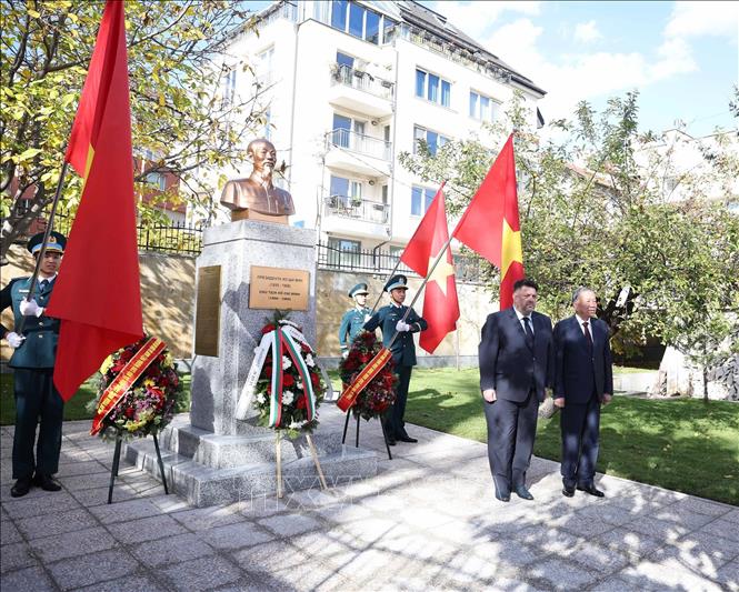 Khánh thành Tượng Chủ tịch Hồ Chí Minh tại Bulgaria- Ảnh 3. Khánh thành Tượng Chủ tịch Hồ Chí Minh tại Bulgaria- Ảnh 3.