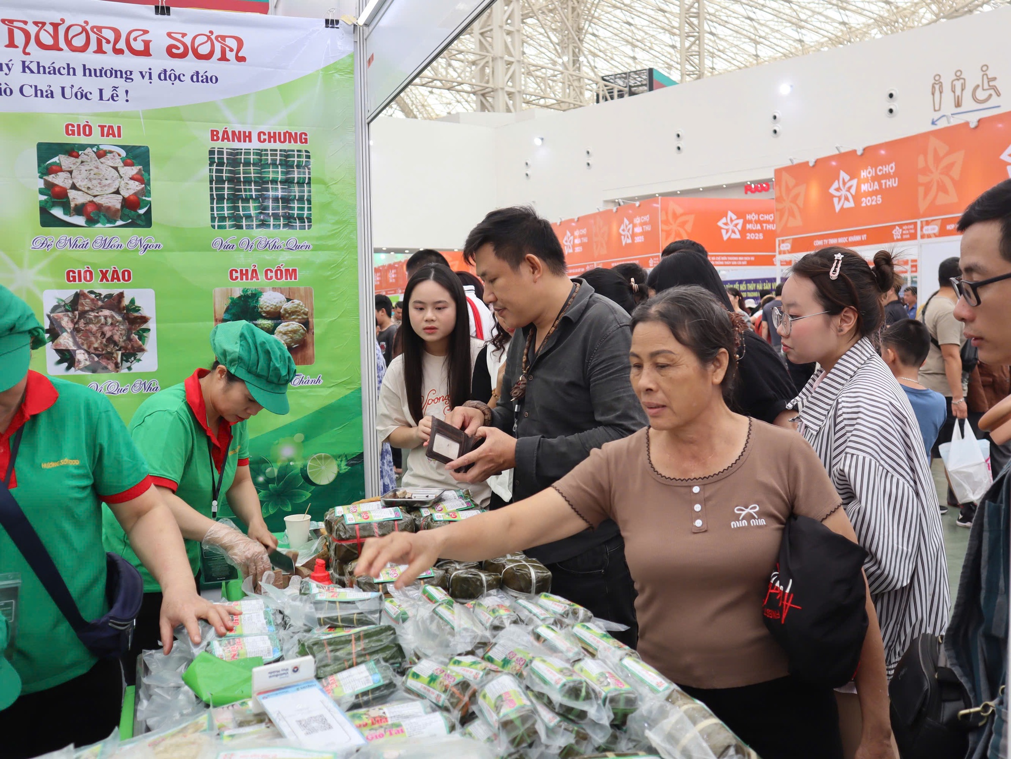 Đông đảo người dân đổ về Hội chợ mùa Thu ngày đầu mở cửa- Ảnh 1. Đông đảo người dân đổ về Hội chợ mùa Thu ngày đầu mở cửa- Ảnh 1.
