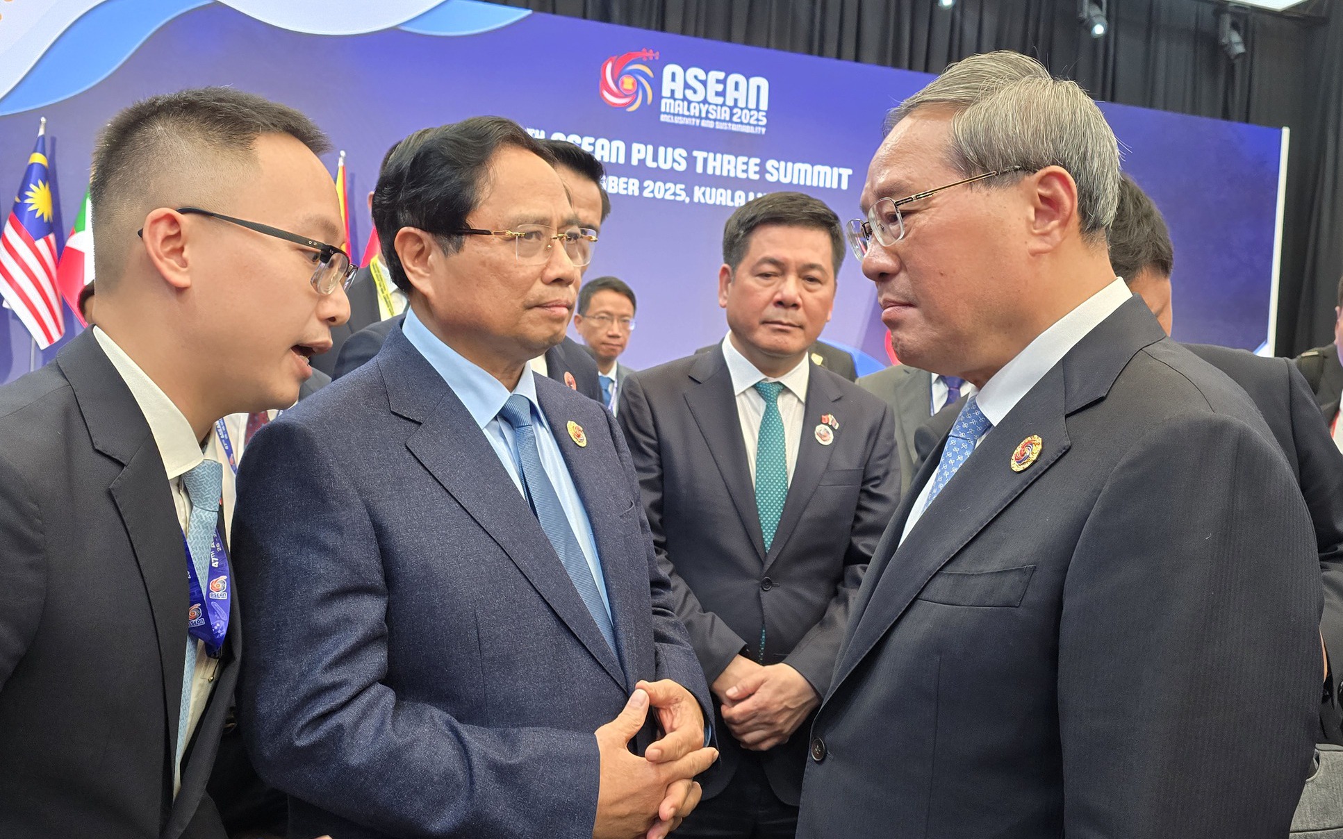 Thủ tướng Phạm Minh Chính gặp Thủ tướng Trung Quốc Lý Cường