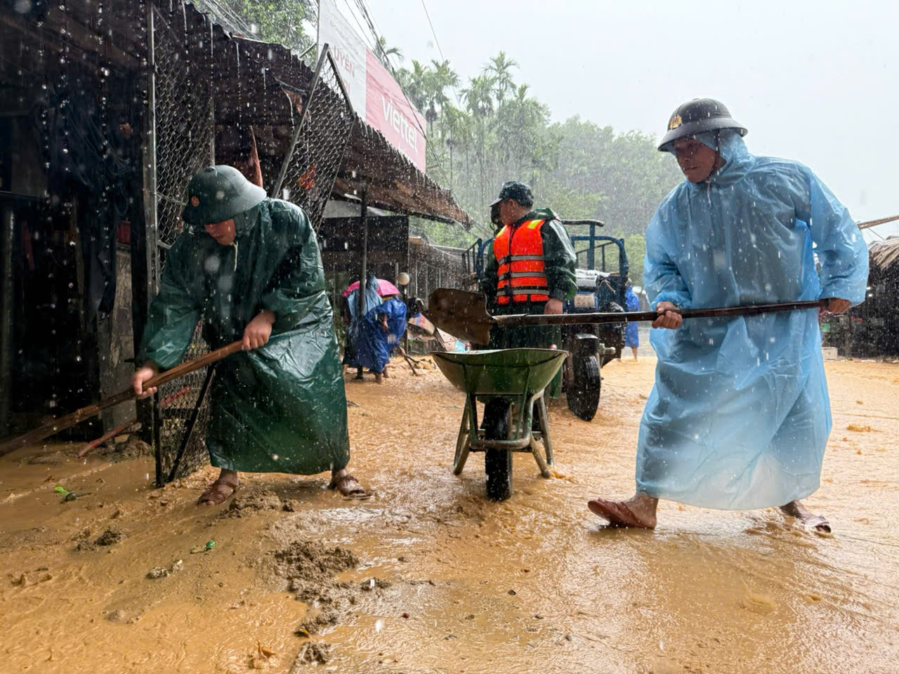 Quân khu 5: Lập Ban chỉ huy tiền phương ứng phó mưa lũ, sạt lở khu vực miền núi- Ảnh 2. Quân khu 5: Lập Ban chỉ huy tiền phương ứng phó mưa lũ, sạt lở khu vực miền núi- Ảnh 2.