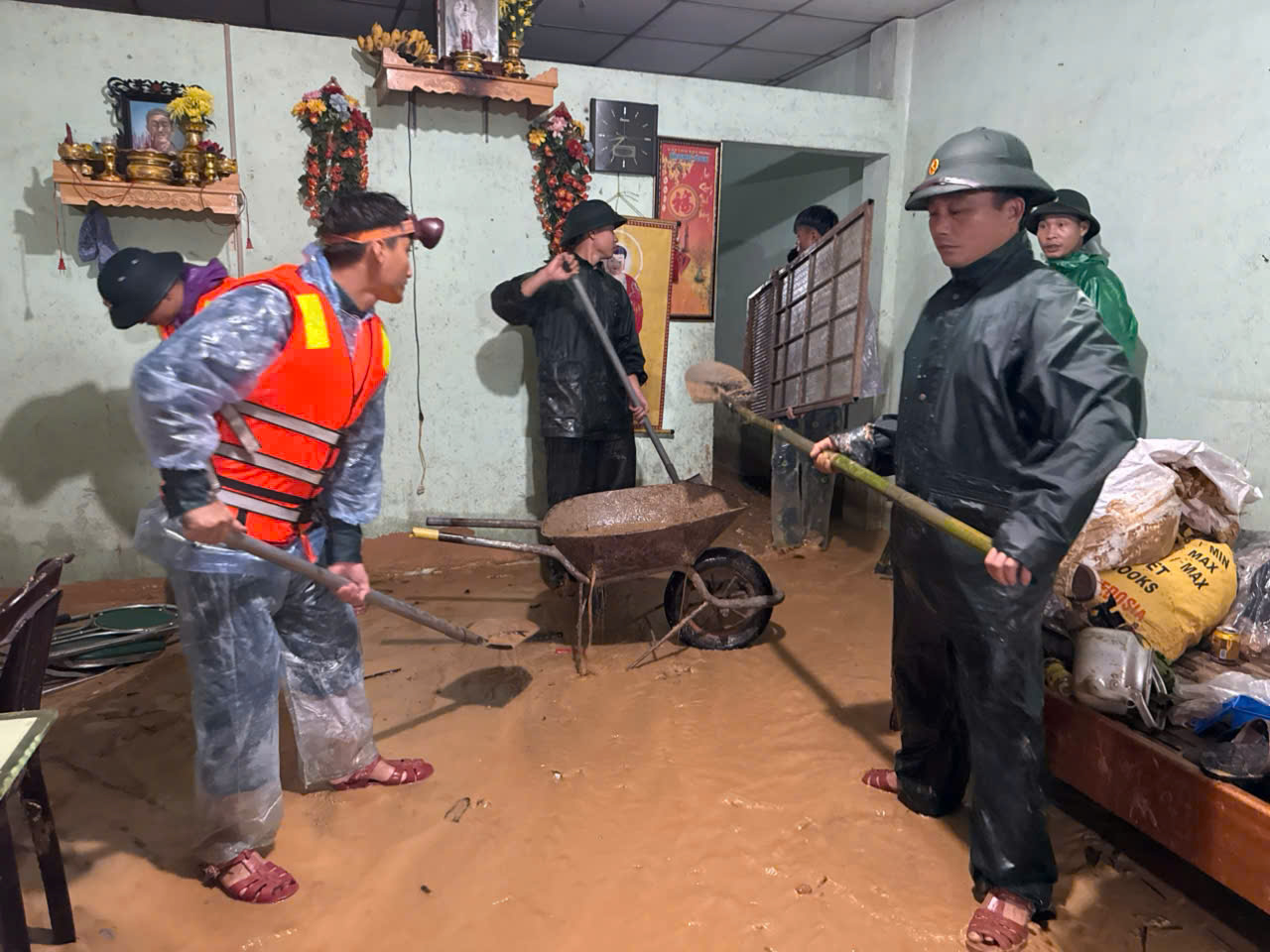 Quân khu 5: Lập Ban chỉ huy tiền phương ứng phó mưa lũ, sạt lở khu vực miền núi- Ảnh 3. Quân khu 5: Lập Ban chỉ huy tiền phương ứng phó mưa lũ, sạt lở khu vực miền núi- Ảnh 3.