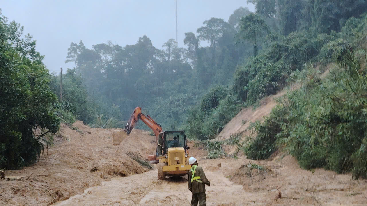 Mưa lớn gây sạt lở nghiêm trọng trên đường Hồ Chí Minh qua Đà Nẵng, Quảng Ngãi- Ảnh 1. Mưa lớn gây sạt lở nghiêm trọng trên đường Hồ Chí Minh qua Đà Nẵng, Quảng Ngãi- Ảnh 1.