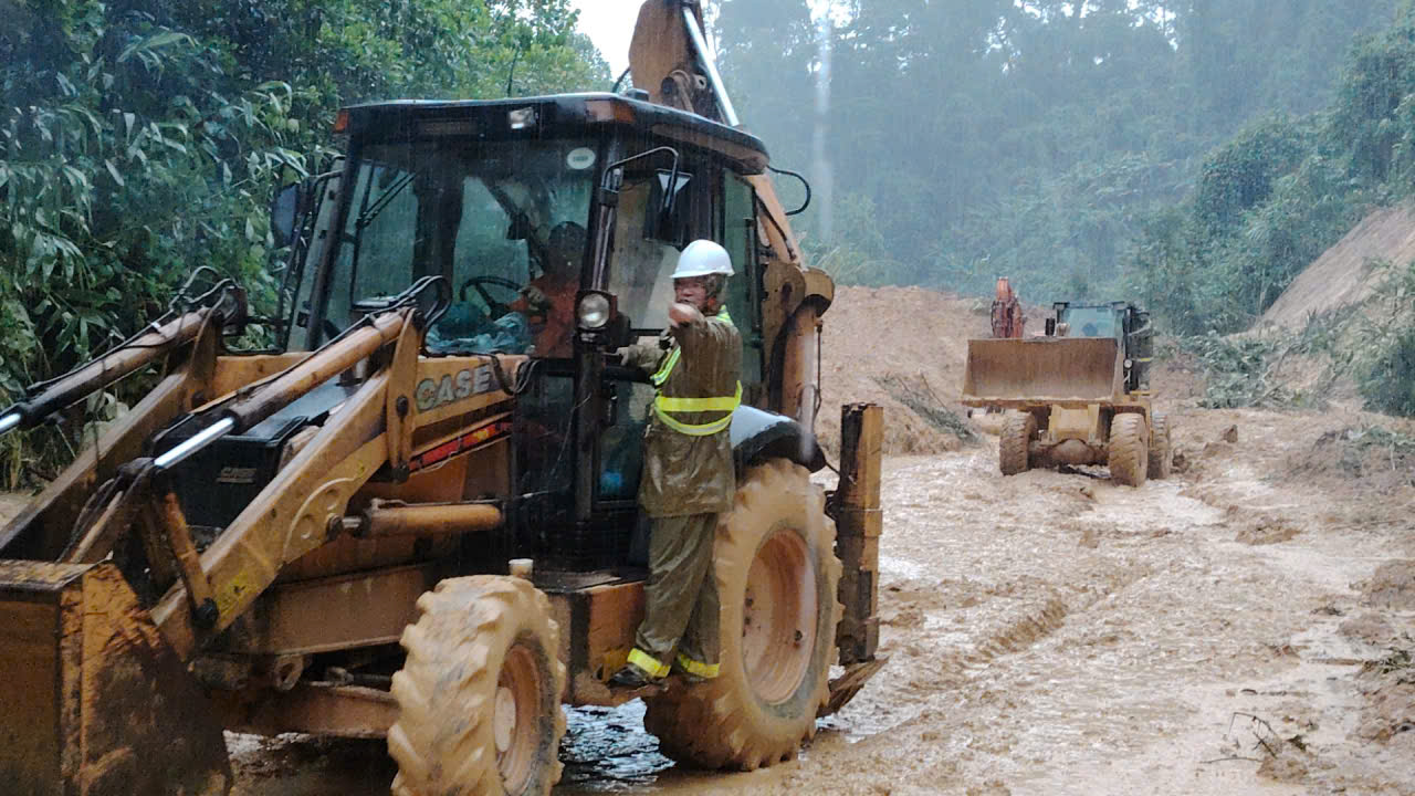 Mưa lớn gây sạt lở nghiêm trọng trên đường Hồ Chí Minh qua Đà Nẵng, Quảng Ngãi- Ảnh 2. Mưa lớn gây sạt lở nghiêm trọng trên đường Hồ Chí Minh qua Đà Nẵng, Quảng Ngãi- Ảnh 2.