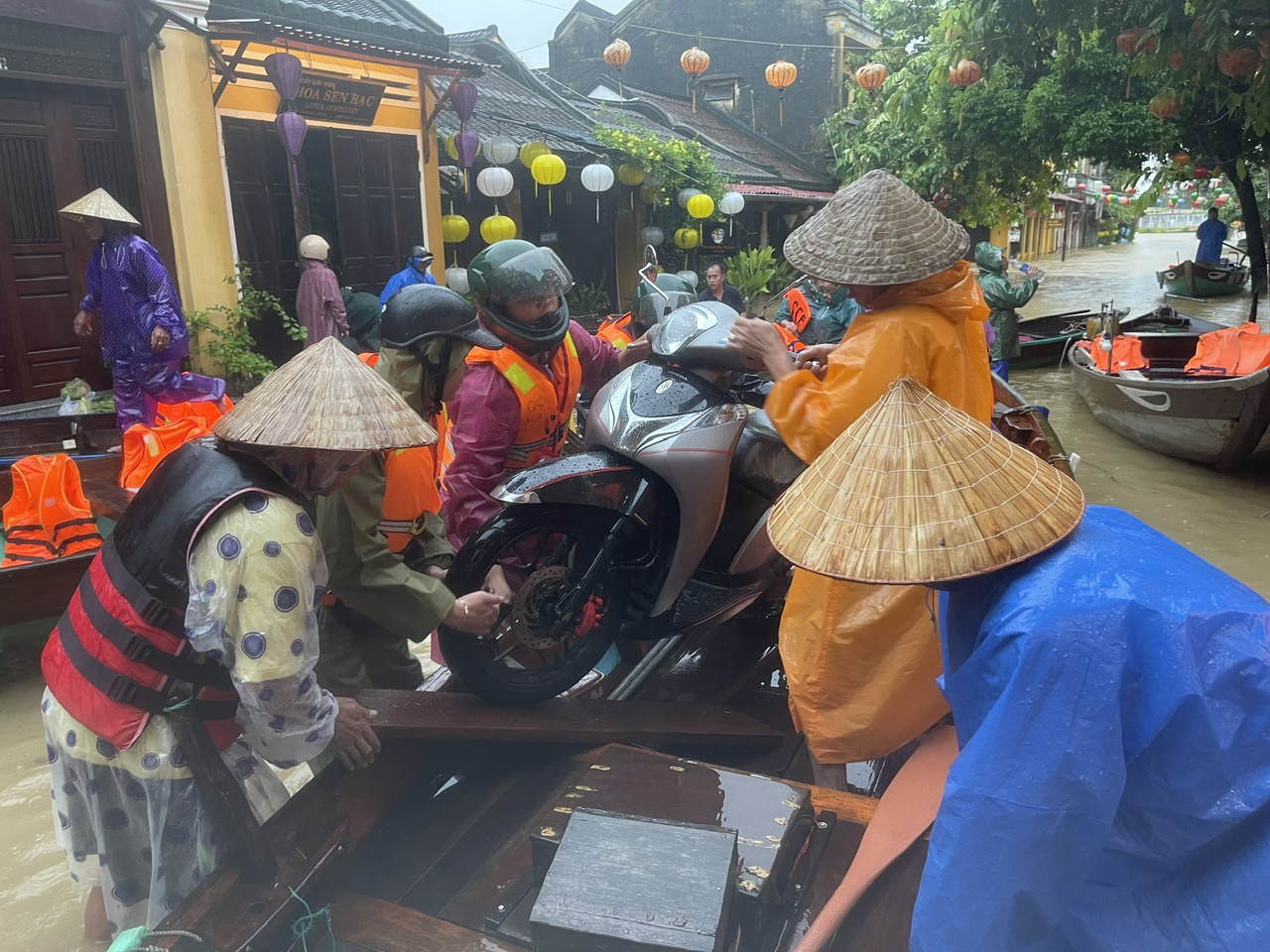Lũ đặc biệt lớn trên sông Vu Gia - Thu Bồn, có thể vượt đỉnh lũ năm 2007- Ảnh 1. Lũ đặc biệt lớn trên sông Vu Gia - Thu Bồn, có thể vượt đỉnh lũ năm 2007- Ảnh 1.