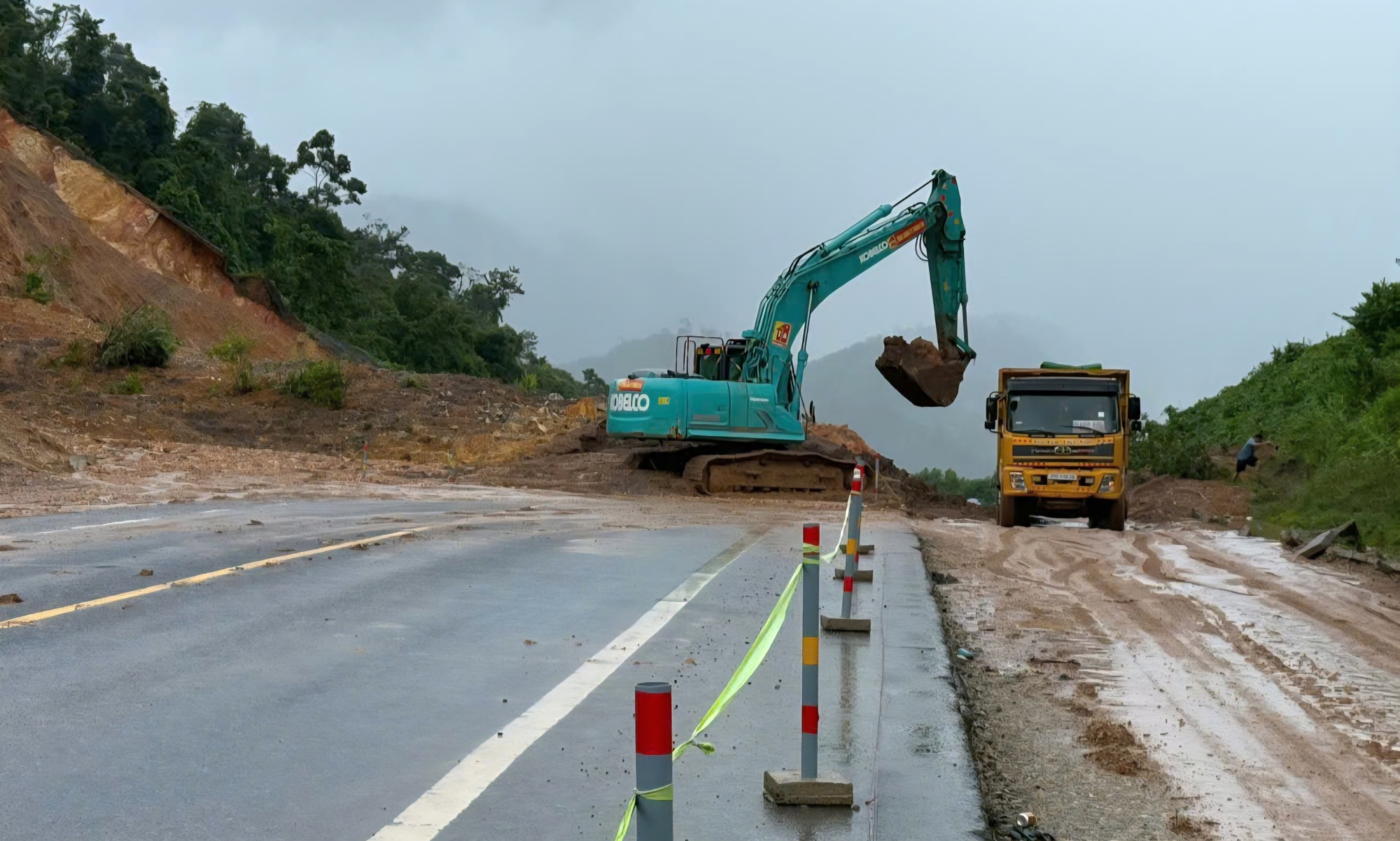 Cao tốc La Sơn - Túy Loan tiếp tục ách tắc do sạt lở nghiêm trọng- Ảnh 2. Cao tốc La Sơn - Túy Loan tiếp tục ách tắc do sạt lở nghiêm trọng- Ảnh 2.