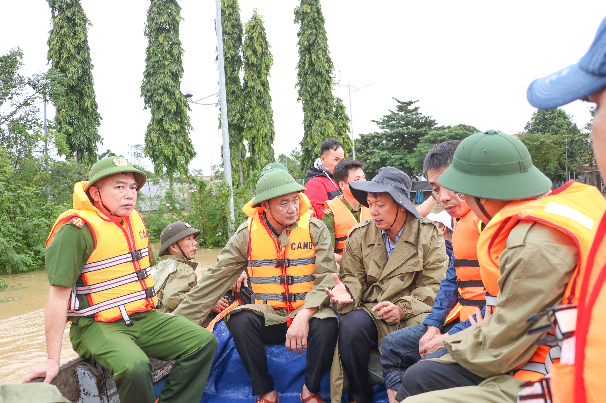 Đà Nẵng chủ động triển khai '4 tại chỗ' ứng phó mưa lũ- Ảnh 3. Đà Nẵng chủ động triển khai '4 tại chỗ' ứng phó mưa lũ- Ảnh 3.