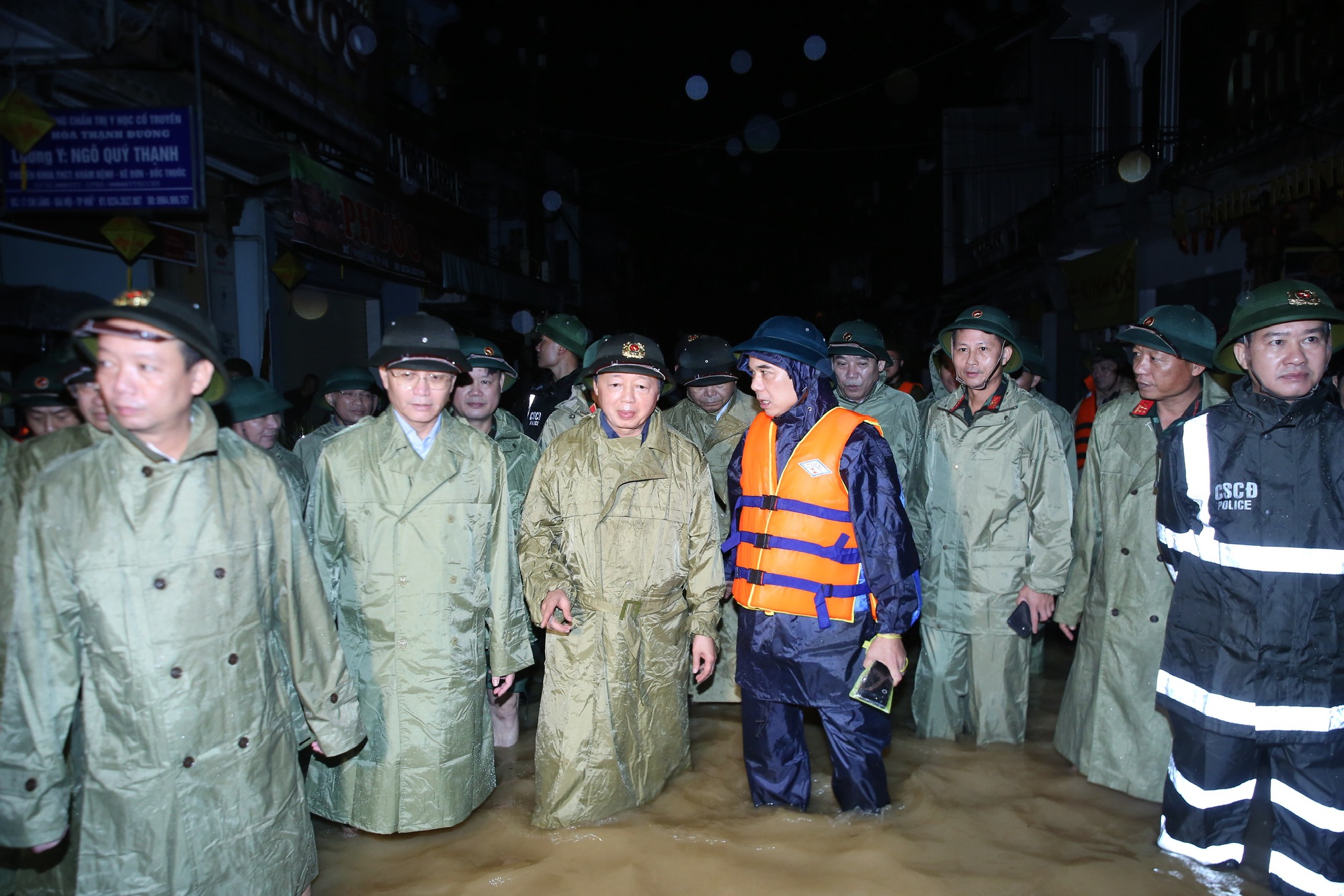 Phó Thủ tướng Trần Hồng Hà kiểm tra, chỉ đạo công tác ứng phó lũ lụt tại Huế- Ảnh 2. Phó Thủ tướng Trần Hồng Hà kiểm tra, chỉ đạo công tác ứng phó lũ lụt tại Huế- Ảnh 2.