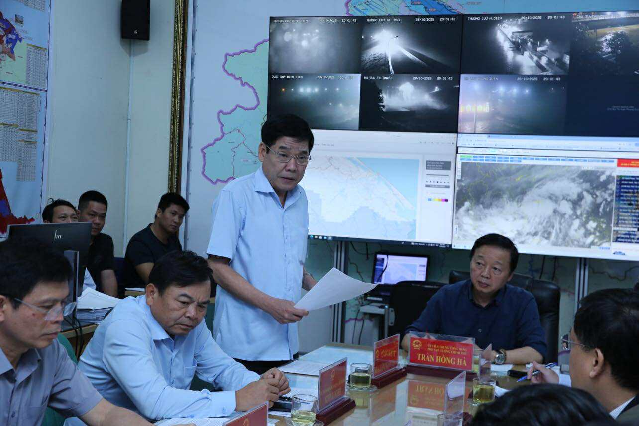 Phó Thủ tướng Trần Hồng Hà kiểm tra, chỉ đạo công tác ứng phó lũ lụt tại Huế- Ảnh 7. Phó Thủ tướng Trần Hồng Hà kiểm tra, chỉ đạo công tác ứng phó lũ lụt tại Huế- Ảnh 7.