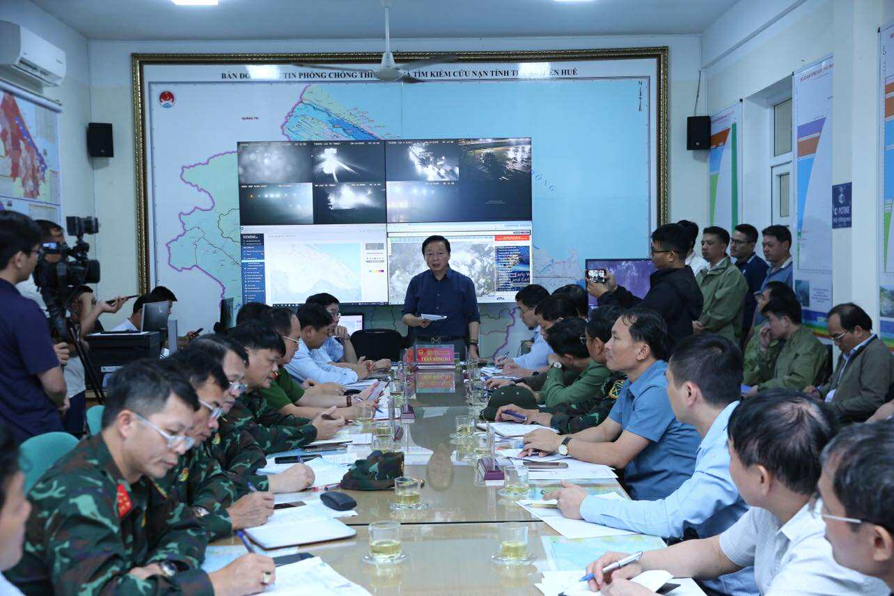 Phó Thủ tướng Trần Hồng Hà kiểm tra, chỉ đạo công tác ứng phó lũ lụt tại Huế- Ảnh 9. Phó Thủ tướng Trần Hồng Hà kiểm tra, chỉ đạo công tác ứng phó lũ lụt tại Huế- Ảnh 9.