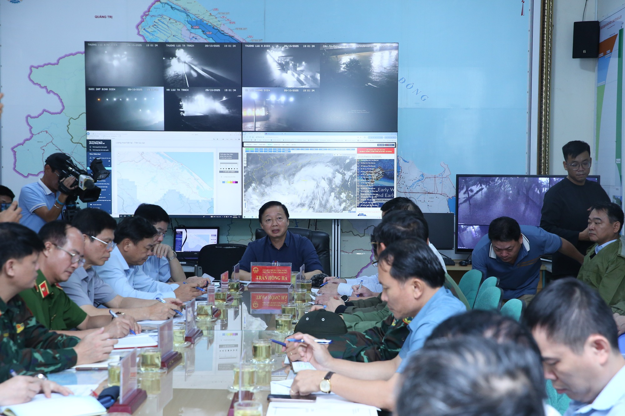 Phó Thủ tướng Trần Hồng Hà kiểm tra, chỉ đạo công tác ứng phó lũ lụt tại Huế- Ảnh 6. Phó Thủ tướng Trần Hồng Hà kiểm tra, chỉ đạo công tác ứng phó lũ lụt tại Huế- Ảnh 6.