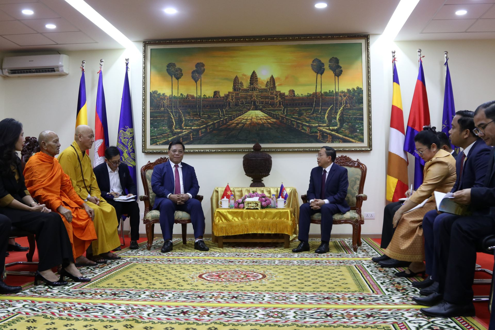 Giao lưu tôn giáo, thắt chặt tình đoàn kết Nhân dân ba nước Việt Nam - Lào - Campuchia- Ảnh 1. Giao lưu tôn giáo, thắt chặt tình đoàn kết Nhân dân ba nước Việt Nam - Lào - Campuchia- Ảnh 1.