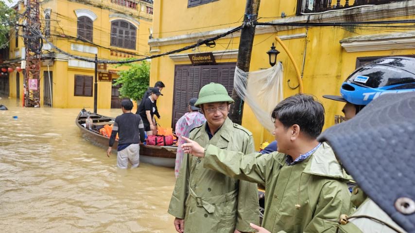 Đà Nẵng đã sơ tán 1.101 hộ với 3.572 người ra khỏi khu vực nguy hiểm- Ảnh 2. Đà Nẵng đã sơ tán 1.101 hộ với 3.572 người ra khỏi khu vực nguy hiểm- Ảnh 2.