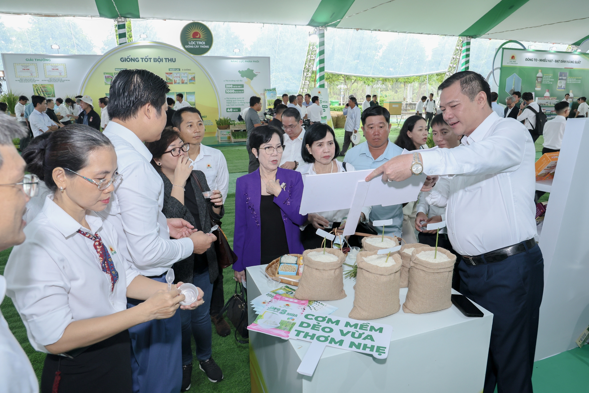Lộc Trời tăng tốc đổi mới, kiến tạo chuỗi giá trị nông nghiệp xanh từ Mini Expo 2025- Ảnh 3. Lộc Trời tăng tốc đổi mới, kiến tạo chuỗi giá trị nông nghiệp xanh từ Mini Expo 2025- Ảnh 3.