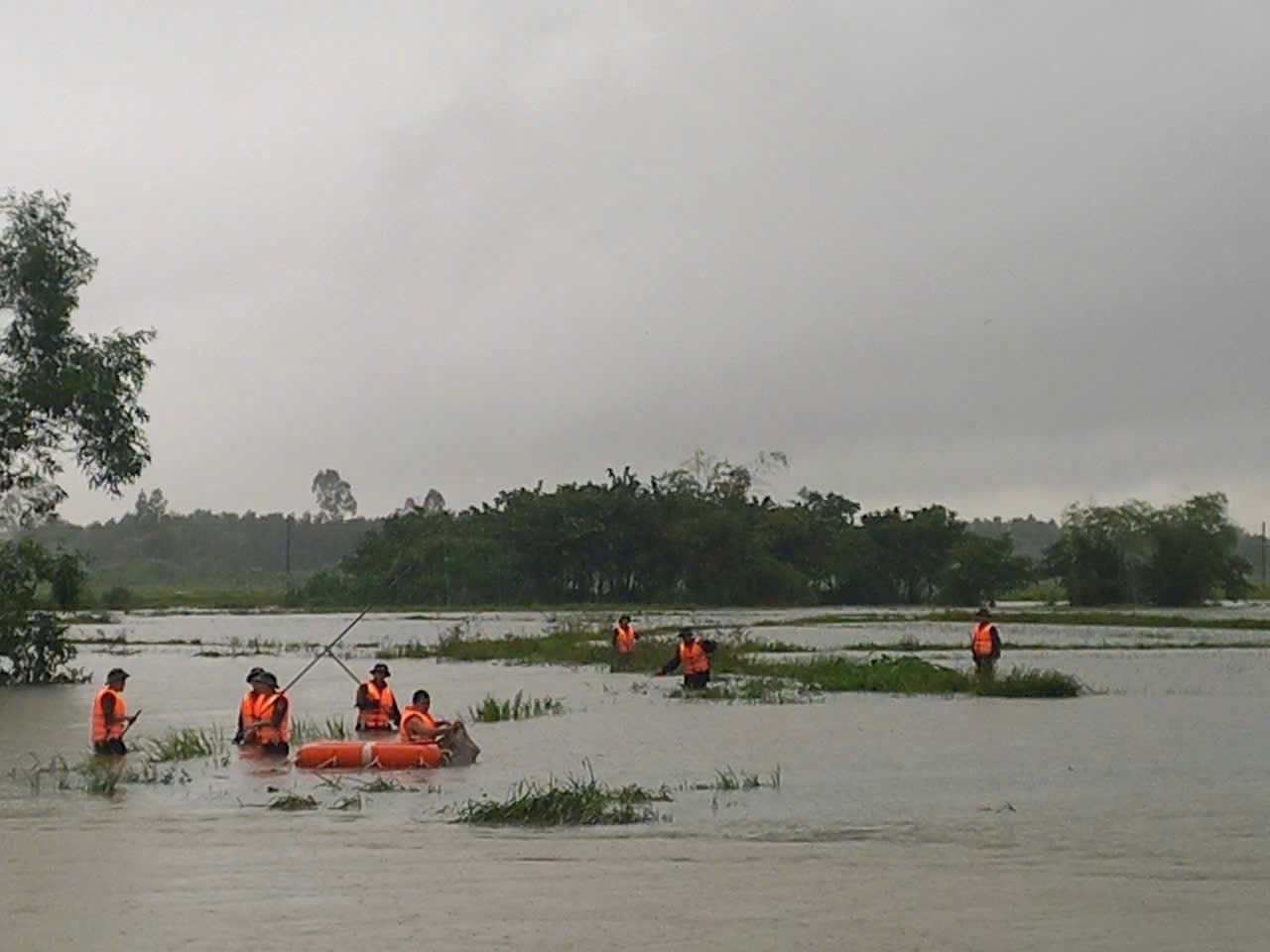Quân khu 5 triển khai phương án, cơ động lực lượng ứng phó lũ lớn ngay trong đêm- Ảnh 3. Quân khu 5 triển khai phương án, cơ động lực lượng ứng phó lũ lớn ngay trong đêm- Ảnh 3.