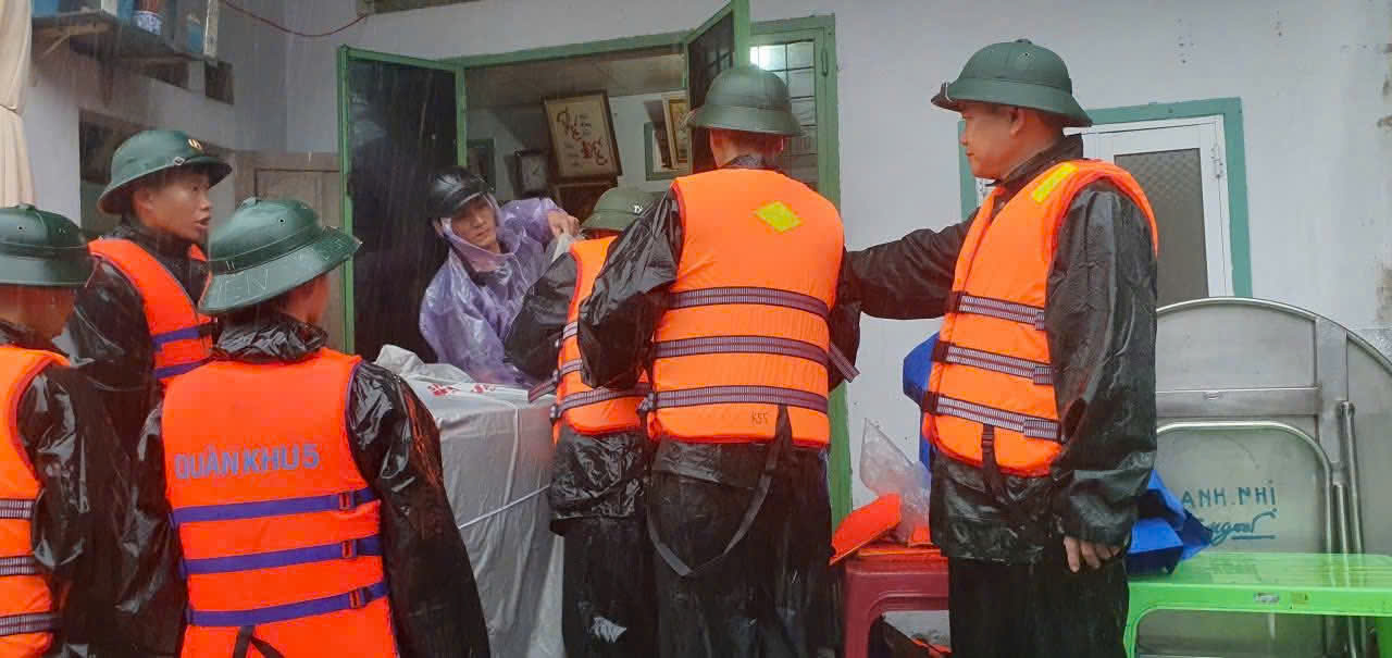Quân khu 5 triển khai phương án, cơ động lực lượng ứng phó lũ lớn ngay trong đêm- Ảnh 2. Quân khu 5 triển khai phương án, cơ động lực lượng ứng phó lũ lớn ngay trong đêm- Ảnh 2.