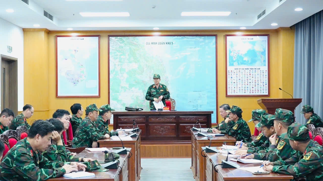 Quân khu 5 triển khai phương án, cơ động lực lượng ứng phó lũ lớn ngay trong đêm- Ảnh 1. Quân khu 5 triển khai phương án, cơ động lực lượng ứng phó lũ lớn ngay trong đêm- Ảnh 1.