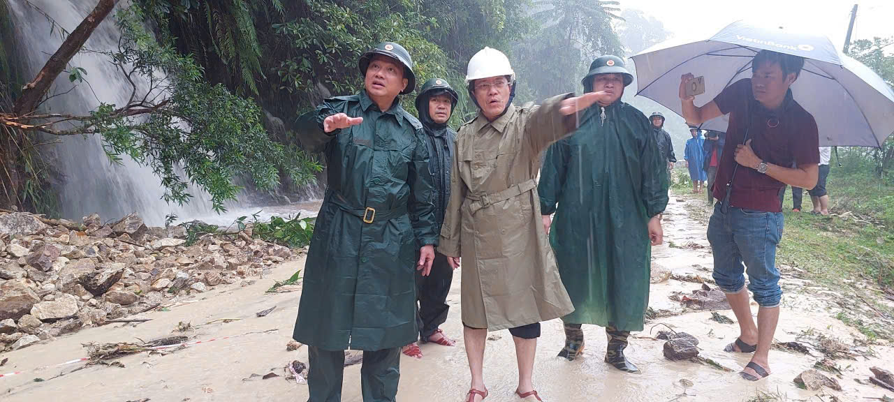Ấm tình quân dân trong mưa lũ- Ảnh 1. Ấm tình quân dân trong mưa lũ- Ảnh 1.
