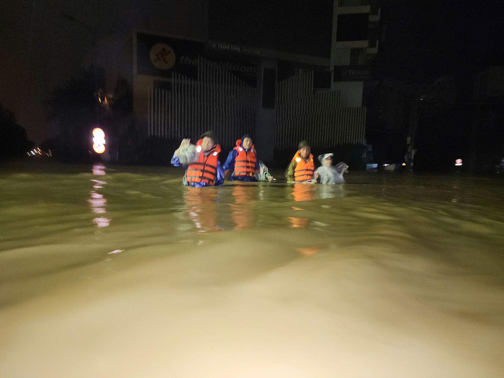 Công an TP. Huế trắng đêm giúp người dân ứng phó với mưa lũ lịch sử- Ảnh 4. Công an TP. Huế trắng đêm giúp người dân ứng phó với mưa lũ lịch sử- Ảnh 4.