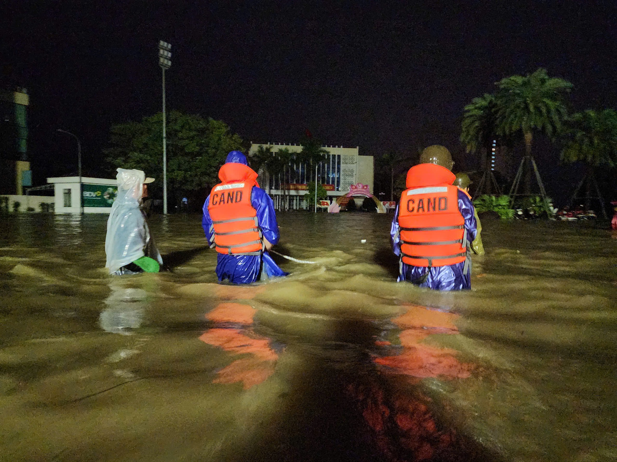 Công an TP. Huế trắng đêm giúp người dân ứng phó với mưa lũ lịch sử- Ảnh 3. Công an TP. Huế trắng đêm giúp người dân ứng phó với mưa lũ lịch sử- Ảnh 3.